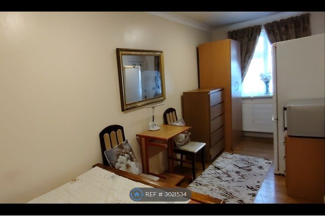 Holmstall Avenue, Edgware photo 3
