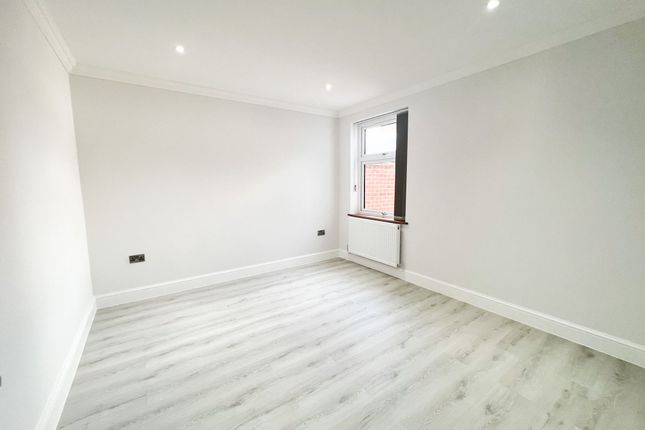 203, Tomswood Hill, London photo 3
