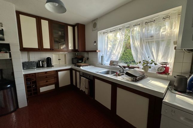 141, Gaston Way, Shepperton photo 2