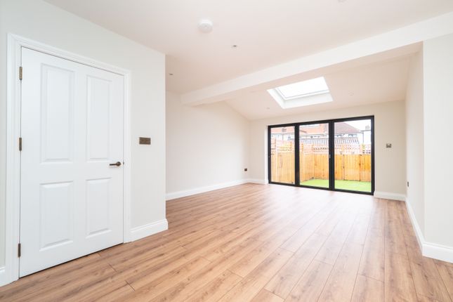 3, Garth Close, Morden photo 4