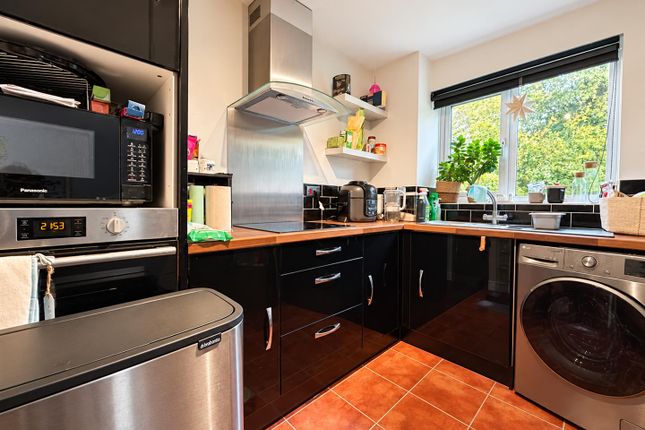 Lowestoft Drive, Slough photo 4