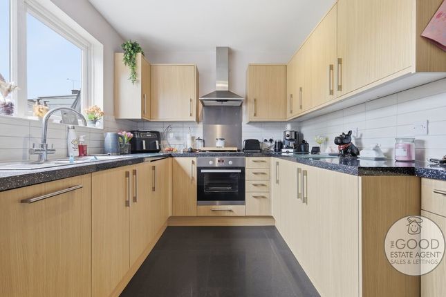 21, Ladyfields, Loughton photo 4