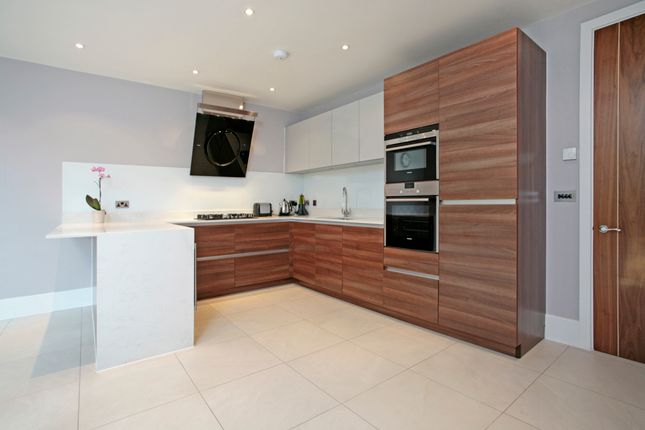 2 Aissele Place, High Street, ESHER photo 2