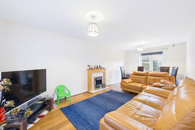 38, Holbeach Drive, Quedgeley photo 2