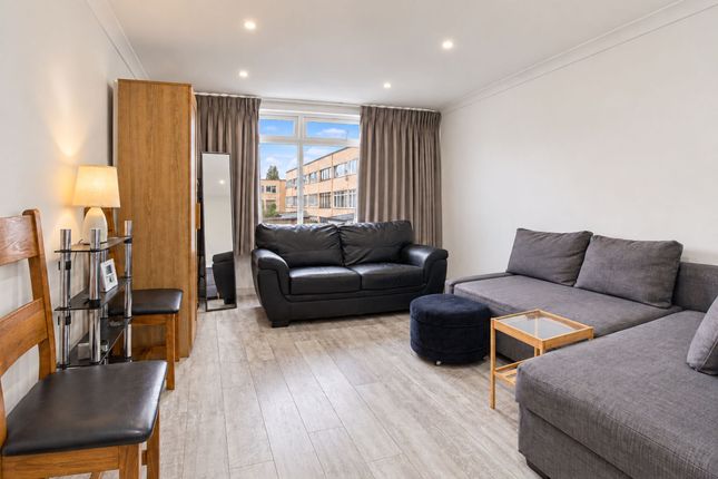 43 Radnor Close, Mitcham photo 2