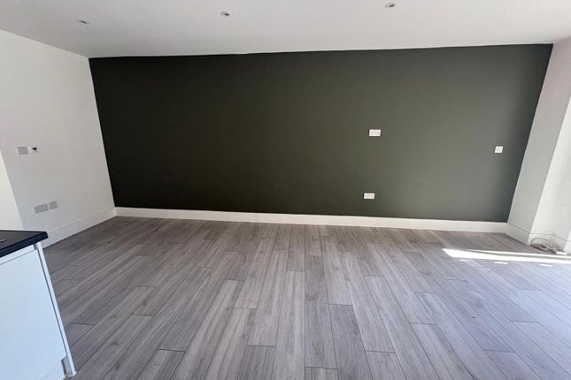 118A, High Street, Hampton photo 3