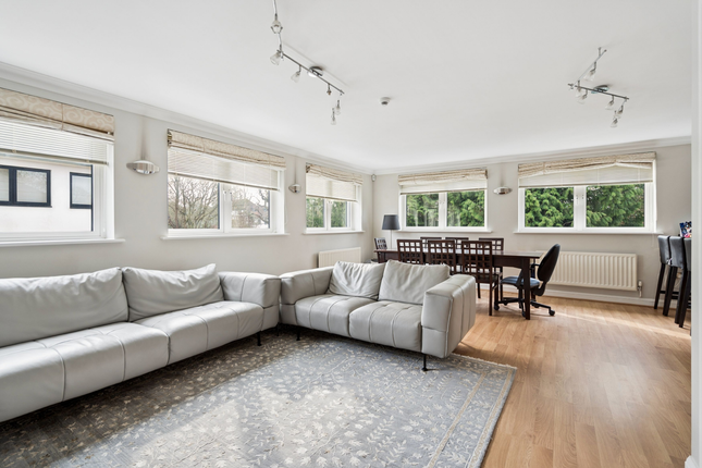 10, Viceroy Court, Northwood photo 3