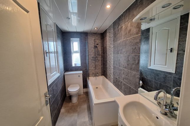 2 Belfry Court, Wakefield photo 4