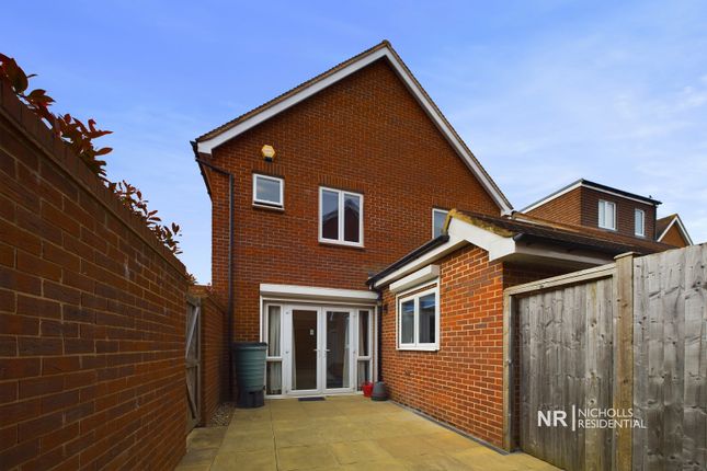 Detached house to rent in Parkview Way, Epsom, Surrey.