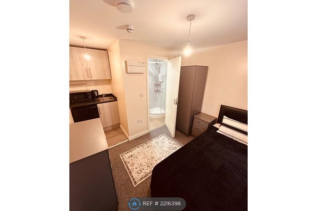 Room to rent in Stanwell New Road, Staines Upon Thames