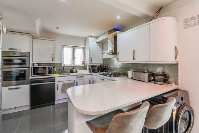 13, Central Avenue, South Ockendon photo 4