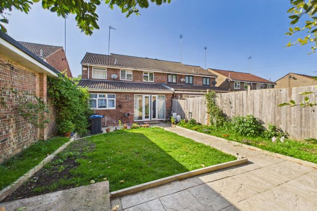 56, Goldfinch Road, South Croydon photo 3
