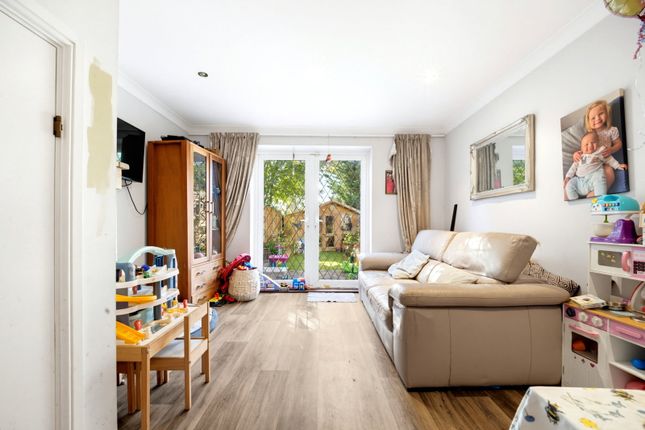 3, Crawshaw Road, Chertsey photo 2