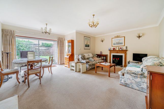 11, Thamesfield Court, Shepperton photo 2