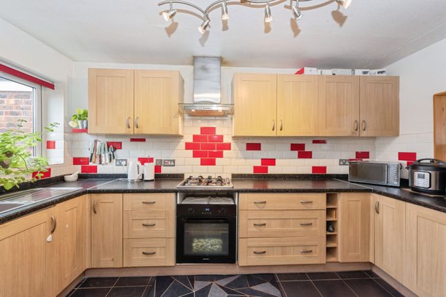 6, Moore Close, Addlestone photo 3