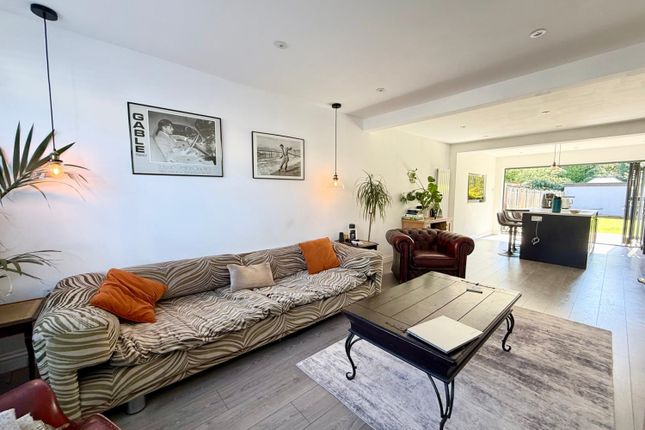 10, Warwick Avenue, Egham photo 2
