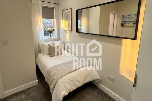 Room 4, 98 Beresford Road, Portsmouth photo 2