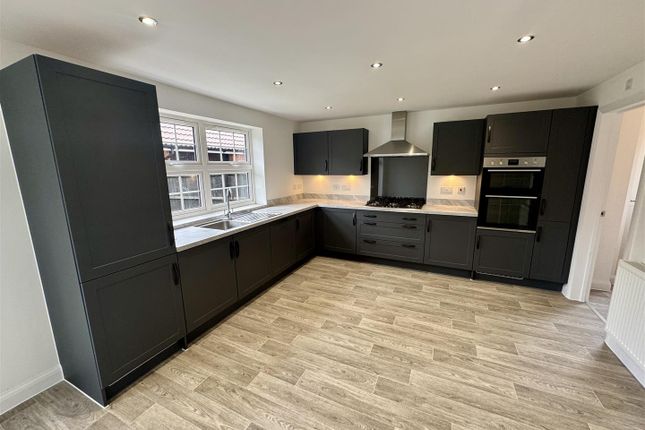 9, Peregrine Close, Newent photo 2