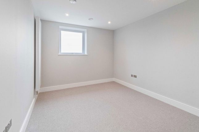 187 Samuelson House,Greenview Court, Bridge Road, Southall photo 4