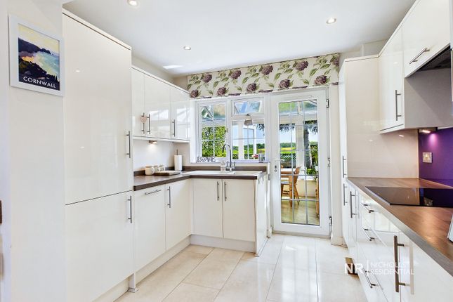 453, Leatherhead Road, Chessington photo 3