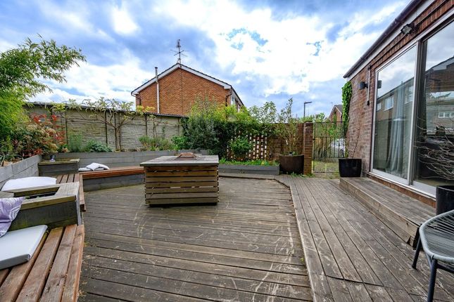 14, Manor Close, Hatfield photo 4