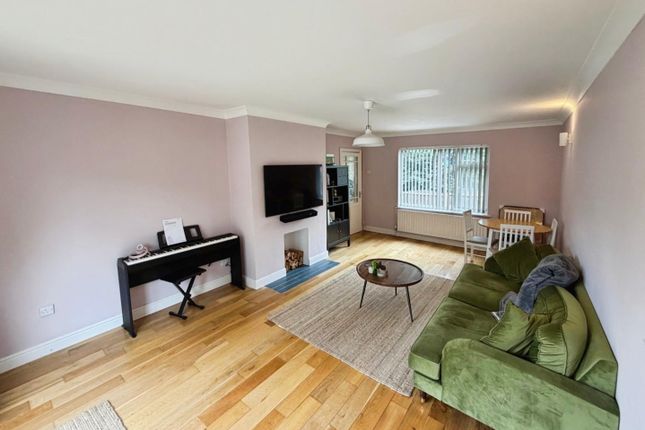 19, Neston Green, Great Sutton Ellesmere Port photo 5