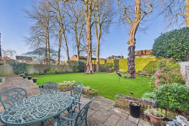 18 St. Teresas Close, Princes Risborough photo 3