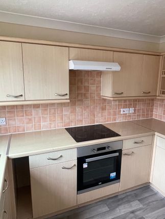 Flat to rent in Fairway Drive, London