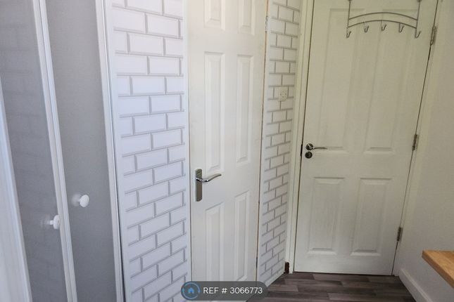 Studio Flat, Billington House Deeley Road, London photo 4