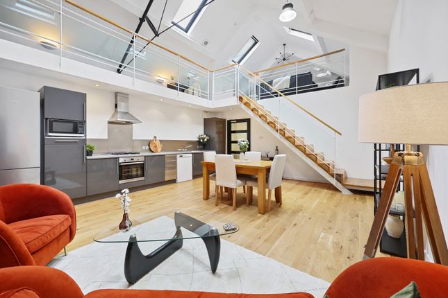 Duplex for sale in Chenies Mews, London