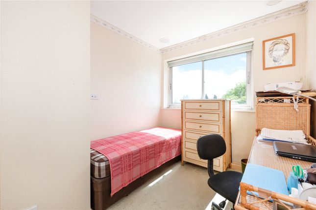 Flat for sale in Stonegrove, Edgware