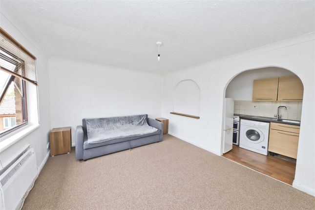 18, Robins Close, Uxbridge photo 2