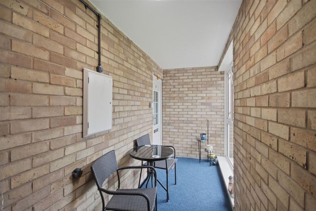 5 Holly Court Glenthorne Close, Chesterfield photo 4