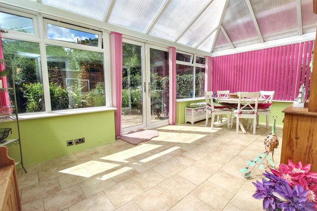 6, Sandhills Way, Reading photo 4