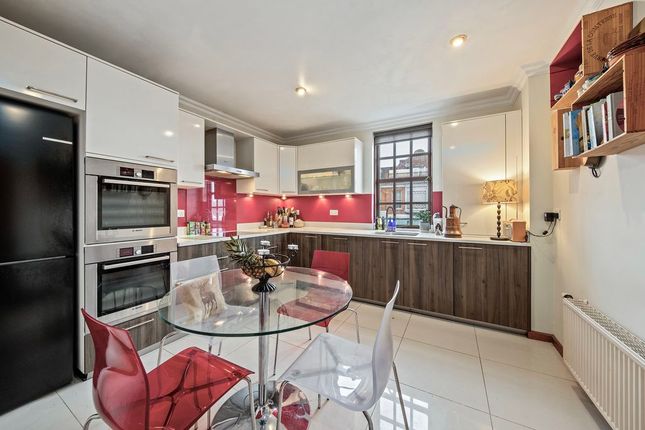 10 Catherine of Aragon House, Queens Reach, East Molesey photo 2