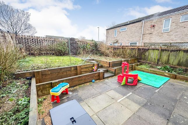 16, Lingfield Walk, Corby photo 4