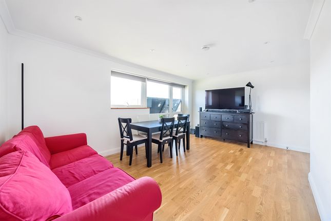 Flat for sale in Cookham Road, Maidenhead