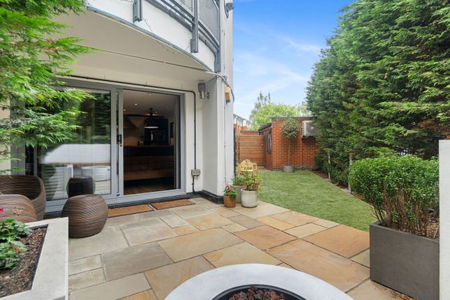 2-bed flat on 1,Flat 3, Concorde Way, London, £490,000