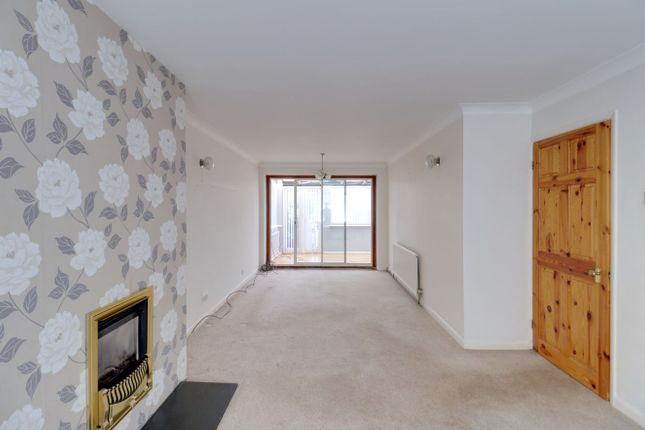 22, Abbots Close, Rainham photo 4