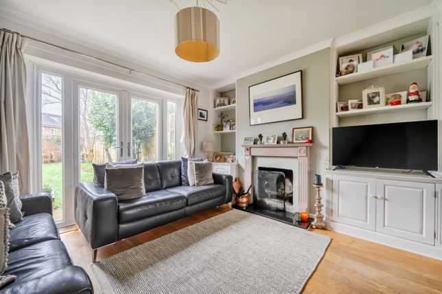 17, Greenhill Way, Farnham photo 2