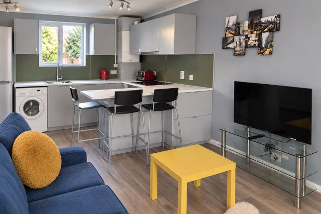 Room 3, 23, Howards Road, Woking photo 5