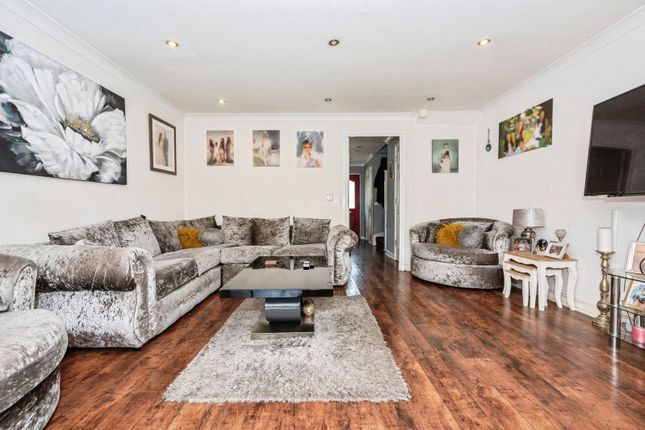 30, Southwell Close, Grays photo 2
