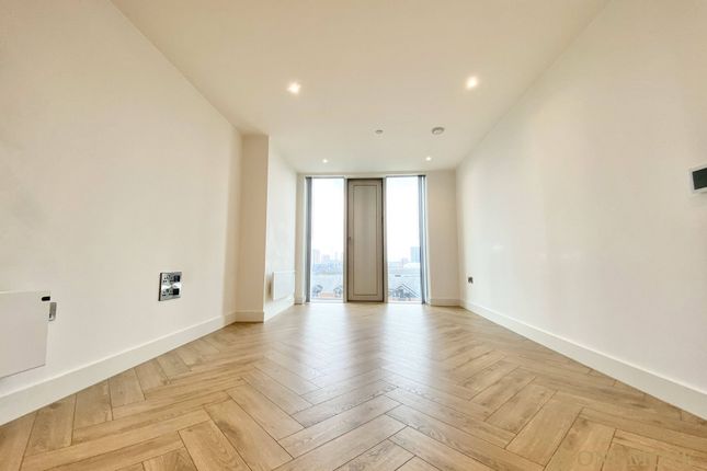 Flat to rent in Victoria Residence, 16 Silvercroft Street