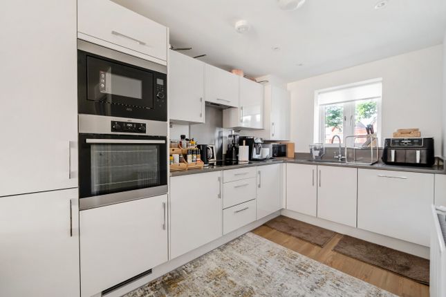 34, Tovey Green, Surrey photo 4