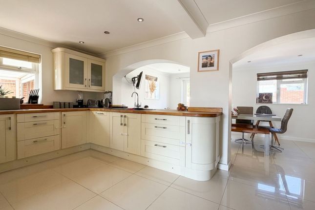 24 Fairway Road, Southampton photo 3
