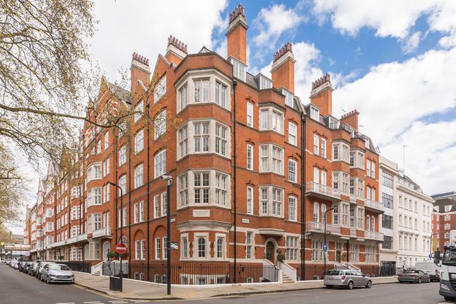 Flat to rent in Bedford Court Mansions, Bloomsbury