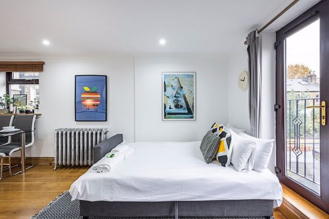 Flat for sale in Grove Vale, London