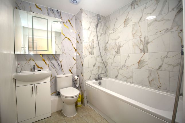 Flat 1, Plover House, Rainham photo 4
