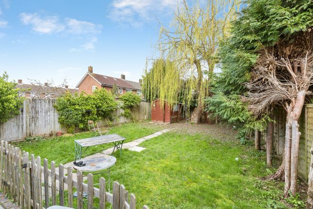 12, Hare Lane, Crawley photo 2
