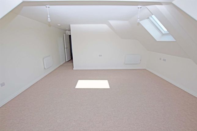 52, Bond Lodge, High Street, Rainham photo 4